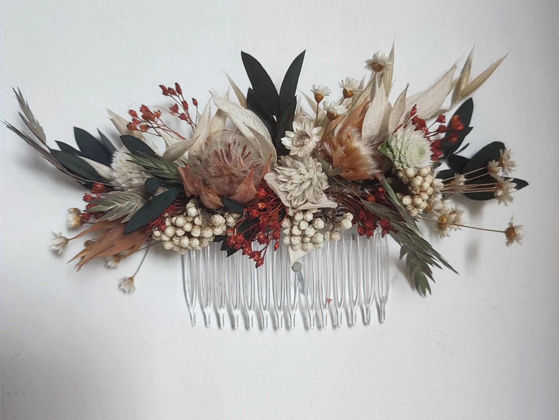 Peigne de mariée en fleurs séchées : protéa, eucalyptus et baies blanches.